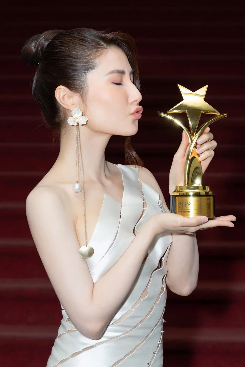 Diễm My 9x khoe dáng gợi cảm ở biển Hội An ảnh 3 Diễm My 9x khoe dáng đầu xuân 2021 - ảnh 3