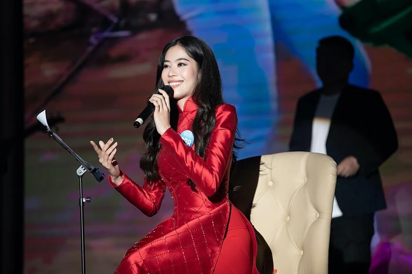 Nguyễn Thị Lệ Nam Em (SBD 088) thi hát.