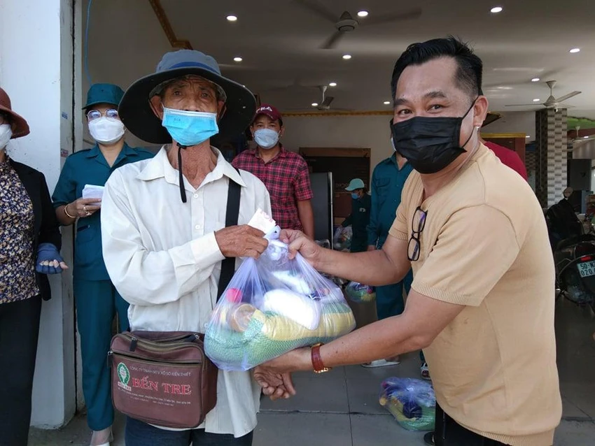 Người bán vé số cũng được trao quà. Người bán vé số cũng được trao quà.