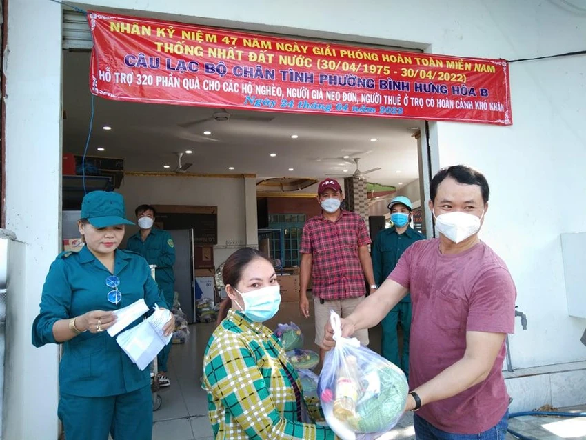 Anh Hữu Tân - người đồng hành với CLB Chân Tình trao quà cho bà con nghèo. Anh Hữu Tân - người đồng hành với CLB Chân Tình trao quà cho bà con nghèo.