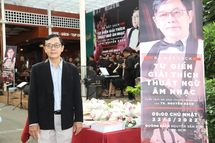 TS Nguyễn Bách bên công trình Từ điển giải thích thuật ngữ âm nhạc TS Nguyễn Bách bên công trình Từ điển giải thích thuật ngữ âm nhạc