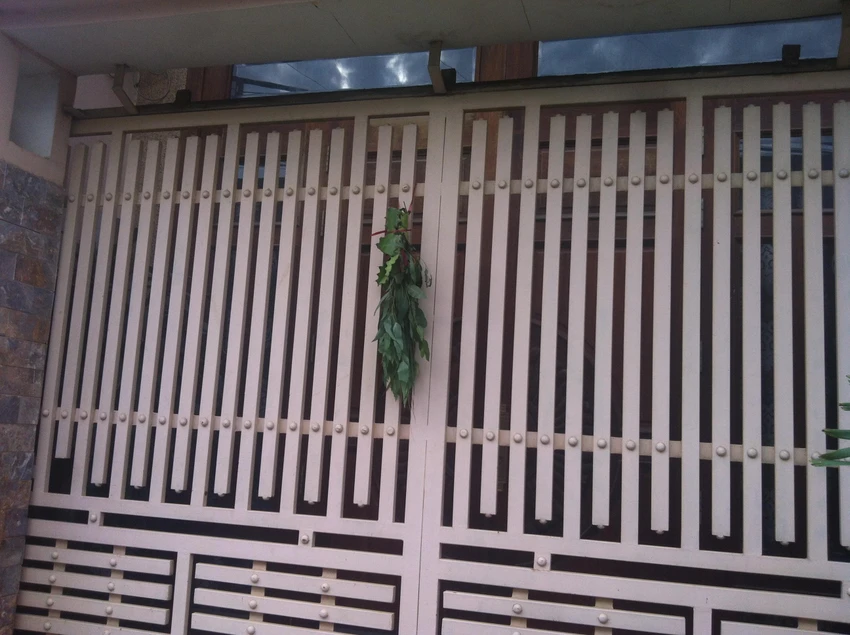 Trước nhà thường treo một bó lá trong đó có nhánh xương rồng để tránh sâu bọ. Ảnh: N.TÝ