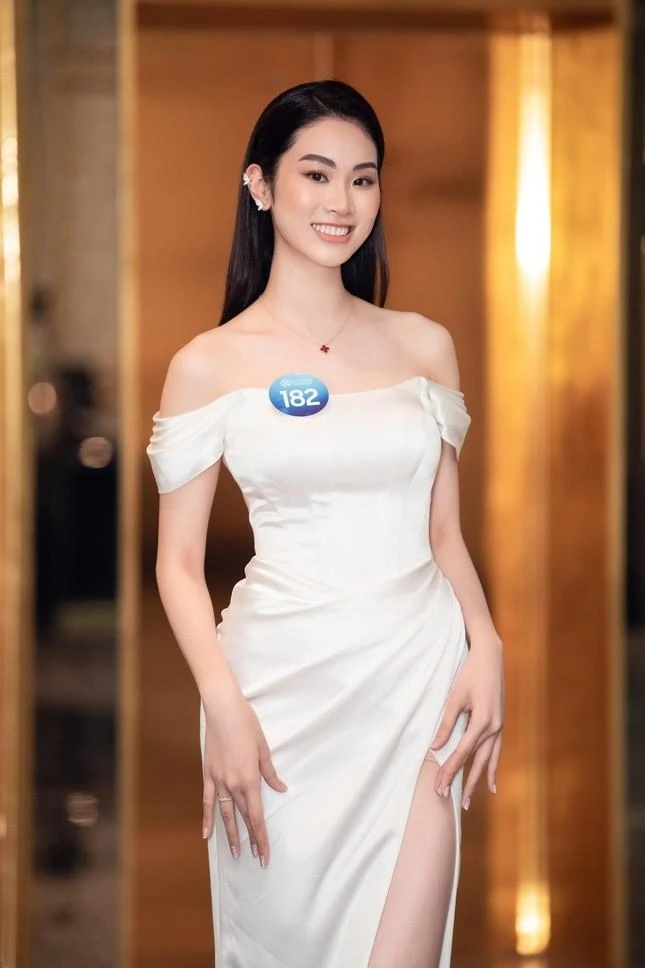Cô cao 1m74, nặng 54 kg, số đo ba vòng 85-62-90. Cô cao 1m74, nặng 54 kg, số đo ba vòng 85-62-90.