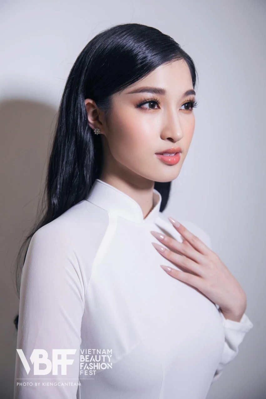Khi học THPT Hàm Rồng (Thanh Hóa), Phương Nhi nằm trong đội tuyển tiếng Anh của trường. Khi học THPT Hàm Rồng (Thanh Hóa), Phương Nhi nằm trong đội tuyển tiếng Anh của trường.