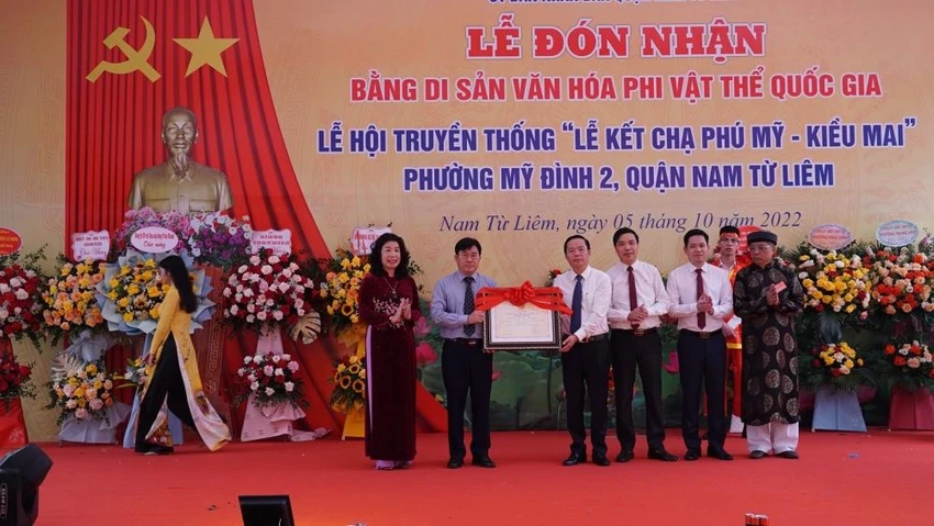 UBND quận Nam Từ Liêm tổ chức lễ đón nhận Bằng văn hóa di sản phi vật thể quốc gia lễ hội truyền thống “Lễ kết chạ Phú Mỹ - Kiều Mai”. Ảnh: laodongthudo.vn UBND quận Nam Từ Liêm tổ chức lễ đón nhận Bằng văn hóa di sản phi vật thể quốc gia lễ hội truyền thống “Lễ kết chạ Phú Mỹ - Kiều Mai”. Ảnh: laodongthudo.vn