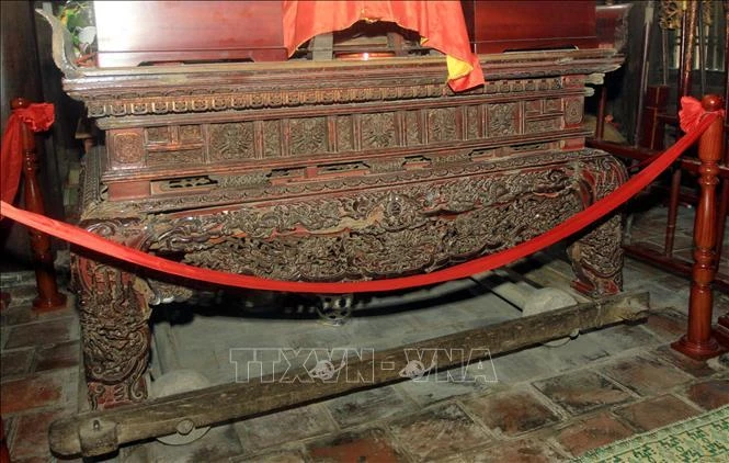 Hương án là tác phẩm nghệ thuật độc đáo có giá trị lịch sử, văn hóa, mỹ thuật và kỹ thuật chạm khắc trên loại hình đồ thờ làm bằng gỗ thời Lê Trung Hưng thế kỷ XVII. Ảnh: TTXVN. Hương án là tác phẩm nghệ thuật độc đáo có giá trị lịch sử, văn hóa, mỹ thuật và kỹ thuật chạm khắc trên loại hình đồ thờ làm bằng gỗ thời Lê Trung Hưng thế kỷ XVII. Ảnh: TTXVN.