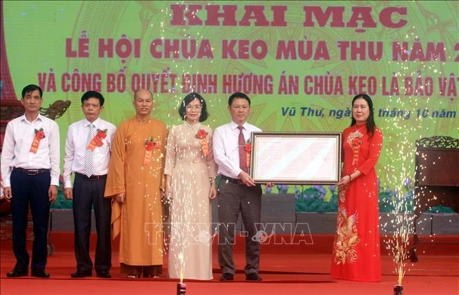 Trao Quyết định của Thủ tướng Chính phủ công nhận 'Hương án chùa Keo' là Bảo vật Quốc gia. Ảnh: TTXVN. Trao Quyết định của Thủ tướng Chính phủ công nhận 'Hương án chùa Keo' là Bảo vật Quốc gia. Ảnh: TTXVN.