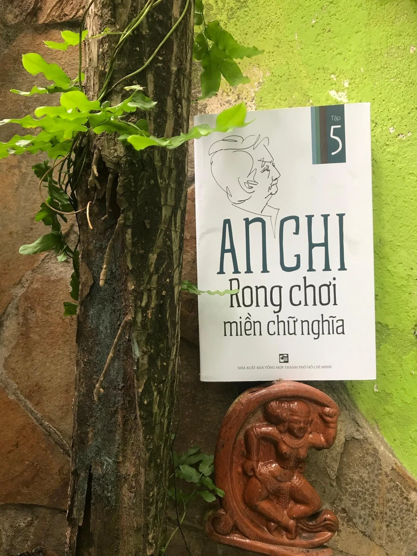 Tập 5 'Rong chơi miền chữ nghĩa' của học giả An Chi ấn hành cuối tháng 9-2022. Ảnh: FB nhà thơ Lê Minh Quốc Tập 5 'Rong chơi miền chữ nghĩa' của học giả An Chi ấn hành cuối tháng 9-2022. Ảnh: FB nhà thơ Lê Minh Quốc
