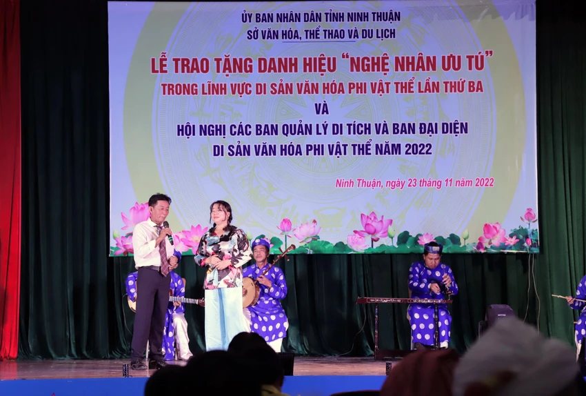 Biểu diễn đờn ca tài tử tại buổi lễ. Biểu diễn đờn ca tài tử tại buổi lễ.