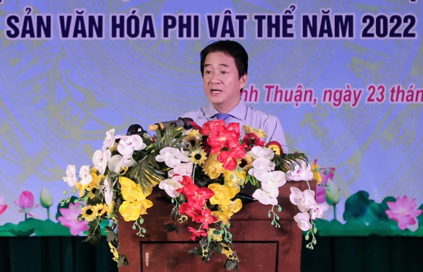 Ông Nguyễn Long Biên, Phó Chủ tịch UBND tỉnh Ninh Thuận mong muốn các Nghệ nhân tiếp tục nỗ lực, phát huy vai trò của mình trong việc gìn giữ, bảo quản các giá trị của Di sản văn hoá phi vật thể. Ảnh: NÚI XANH Ông Nguyễn Long Biên, Phó Chủ tịch UBND tỉnh Ninh Thuận mong muốn các Nghệ nhân tiếp tục nỗ lực, phát huy vai trò của mình trong việc gìn giữ, bảo quản các giá trị của Di sản văn hoá phi vật thể. Ảnh: NÚI XANH