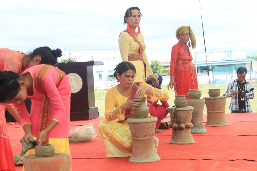 Gốm Chăm được làm thủ công hoàn toàn theo cách truyền thống và được lưu truyền từ thế hệ này sang thế hệ khác. Gốm Chăm được làm thủ công hoàn toàn theo cách truyền thống và được lưu truyền từ thế hệ này sang thế hệ khác.