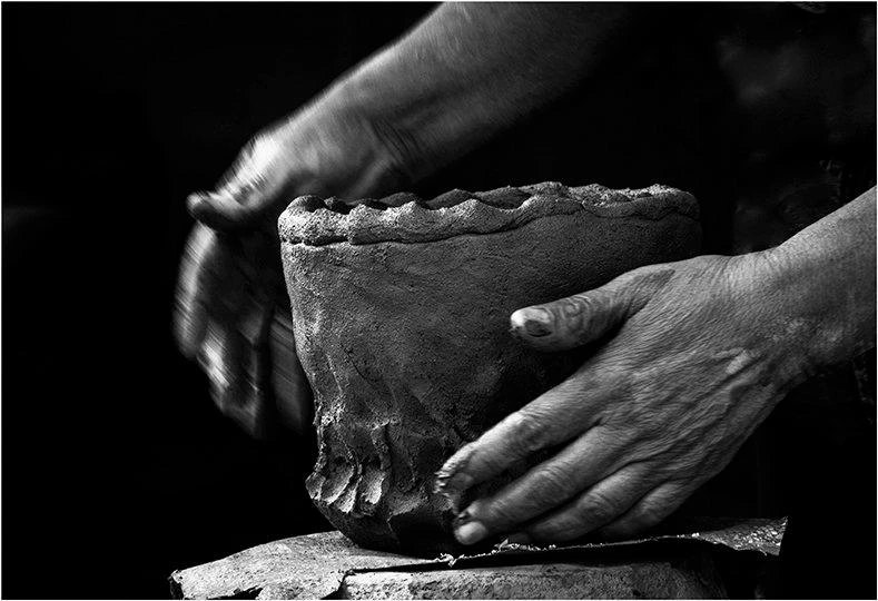 Bàn tay nghệ nhân gốm Chăm. Ảnh: NSNA Hà Bình (tỉnh Khánh Hoà)