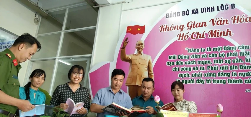 Ông Hoàng Anh Khánh, Trưởng công an xã và các cán bộ xem tài liệu về Bác.