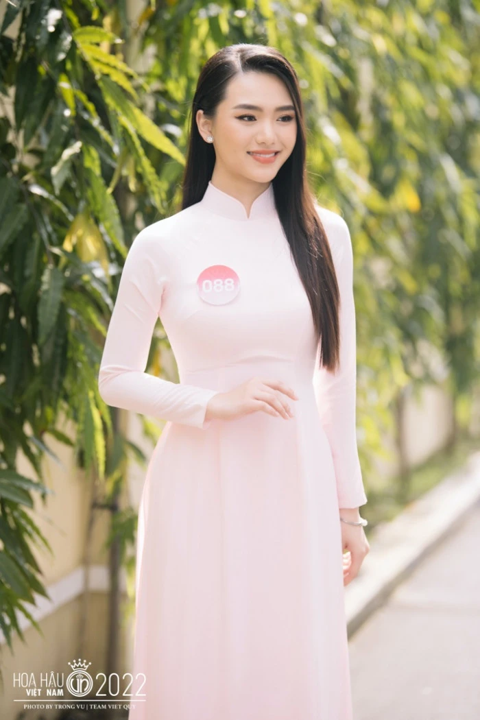 Đinh Khánh Hòa sinh năm 2003, đến từ Ninh Bình. Cô gây ấn tượng đặc biệt khi giảm 20 cân để đến với cuộc thi Hoa hậu Việt Nam. Ảnh: BTC