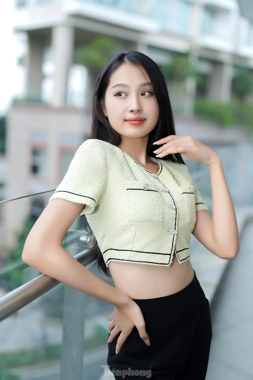 Người đẹp là 1 trong số những thí sinh nhỏ tuổi nhất (18 tuổi) và là 1 trong số người đẹp có vòng eo nhỏ nhất - 56 cm. Ảnh: TPO