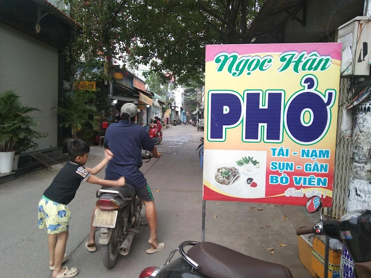 Quán phở Ngọc Hân của chị Trúc tuy nằm trong con hẻm sâu ở xã Vĩnh Lộc B, Bình Chánh nhưng luôn được bà con xa gần ghé thưởng thức. Quán phở Ngọc Hân của chị Trúc tuy nằm trong con hẻm sâu ở xã Vĩnh Lộc B, Bình Chánh nhưng luôn được bà con xa gần ghé thưởng thức.