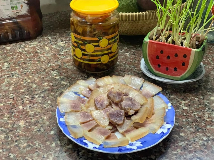 Món thịt heo dầm mắm là móndễ nhất để làm ăn ba ngày tết đến ra Giêng của người xứ Quảng. Món thịt heo dầm mắm là móndễ nhất để làm ăn ba ngày tết đến ra Giêng của người xứ Quảng.