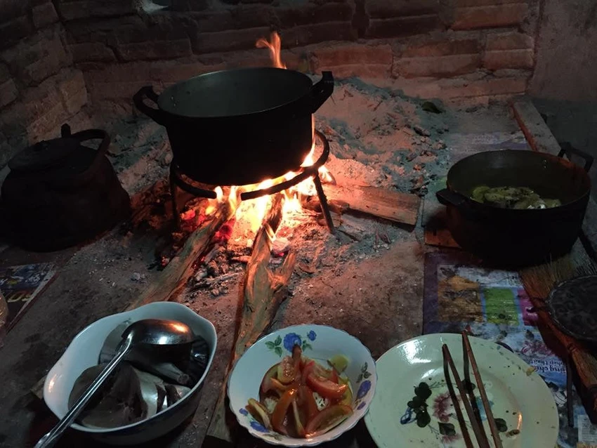Nhiều gia đình ở nông thôn vẫn dùng bếp (kiềng 3 chân) đun củi để nấu nướng. Ảnh: NGUYỄN TÝ Nhiều gia đình ở nông thôn vẫn dùng bếp (kiềng 3 chân) đun củi để nấu nướng. Ảnh: NGUYỄN TÝ