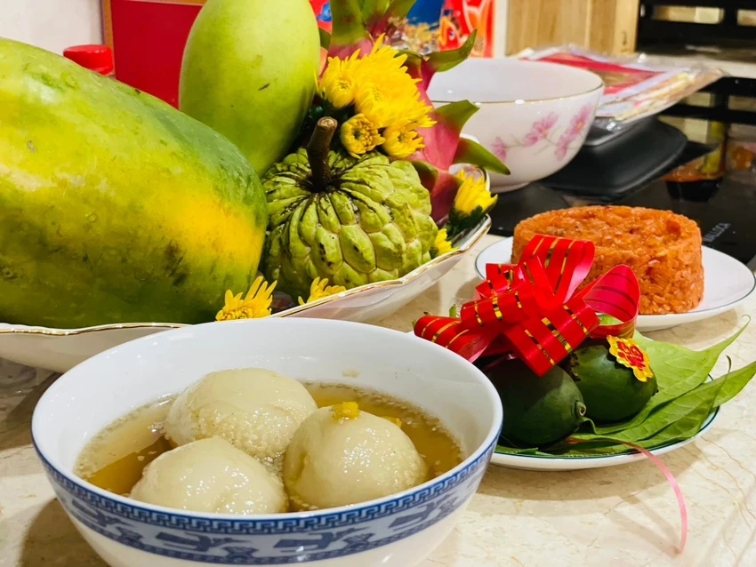 Chén chè trôi nước không thể thiếu trong lễ vật cúng Ông Táo. Ảnh: VH Chén chè trôi nước không thể thiếu trong lễ vật cúng Ông Táo. Ảnh: VH