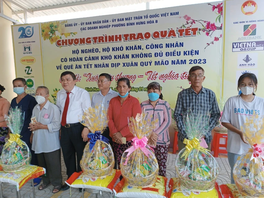 Ông Phạm Hoàng Khanh, Chủ tịch UBND phường Bình Hưng Hòa B cùng đại diện ngân hàng Agribank trao quà cho bà con nghèo Ông Phạm Hoàng Khanh, Chủ tịch UBND phường Bình Hưng Hòa B cùng đại diện ngân hàng Agribank trao quà cho bà con nghèo