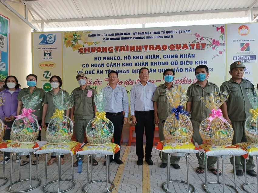 Mỗi phần quà và tiền lì xì trị giá 500 nghìn đồng được các mạnh thường quân hỗ trợ bà con Mỗi phần quà và tiền lì xì trị giá 500 nghìn đồng được các mạnh thường quân hỗ trợ bà con