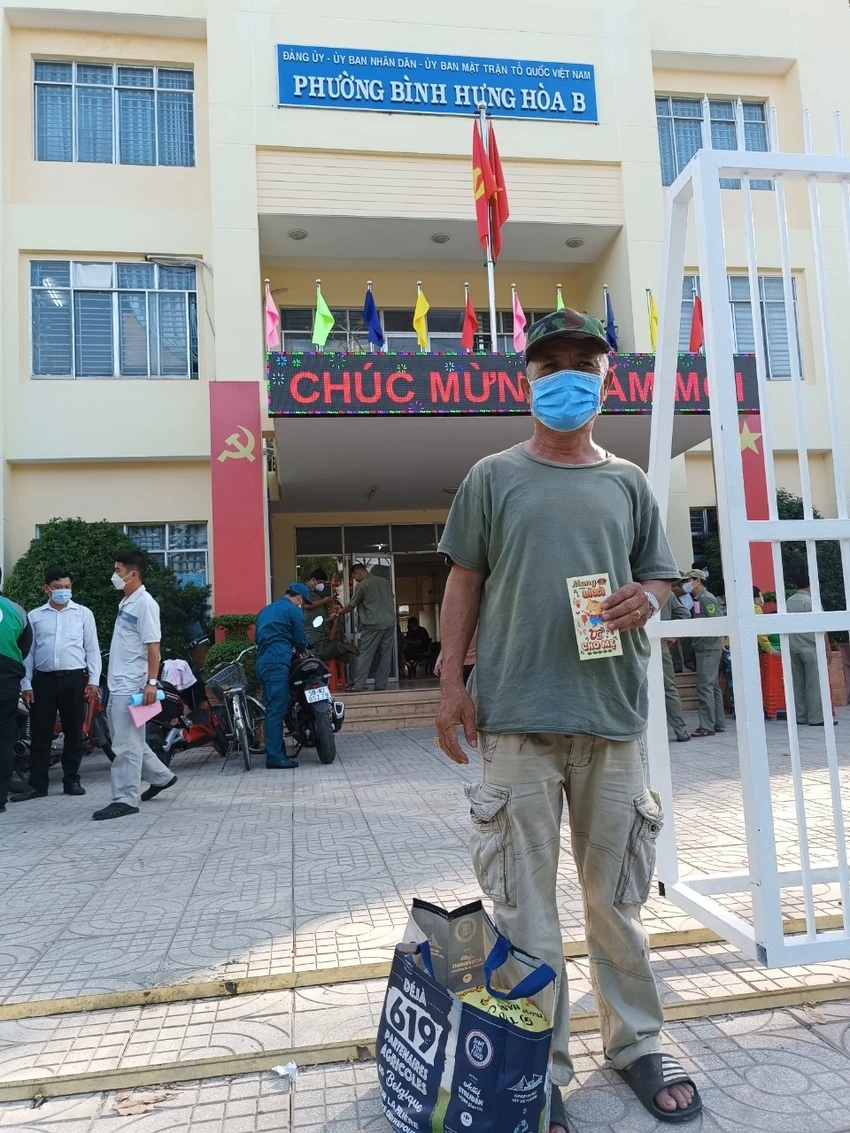 Ông Phạm Qúy Thắng, 55 tuổi (khu phố 10) vui khi nhận quà và tiền lì xì để đón tết Ông Phạm Qúy Thắng, 55 tuổi (khu phố 10) vui khi nhận quà và tiền lì xì để đón tết