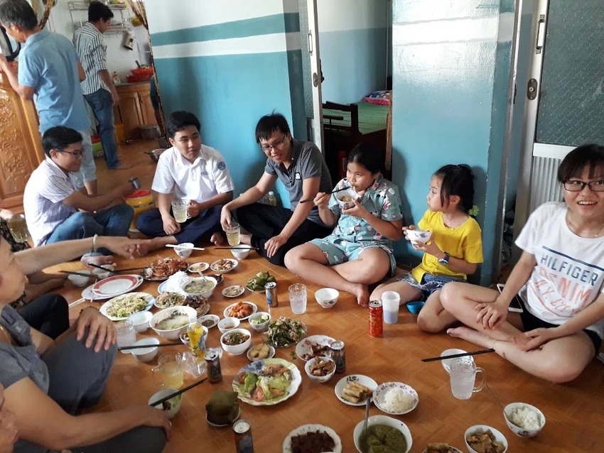 Sau khi cúng xong con cháu sum họp với bữa ăn cuối năm