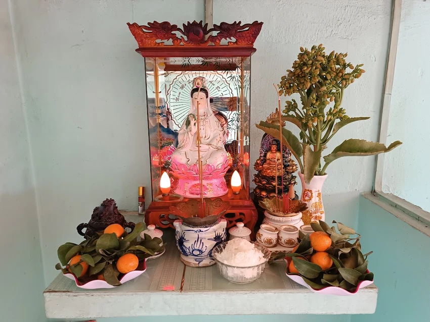 Lễ vật hoa quả cúng Phật. Ảnh: KIM THỦY