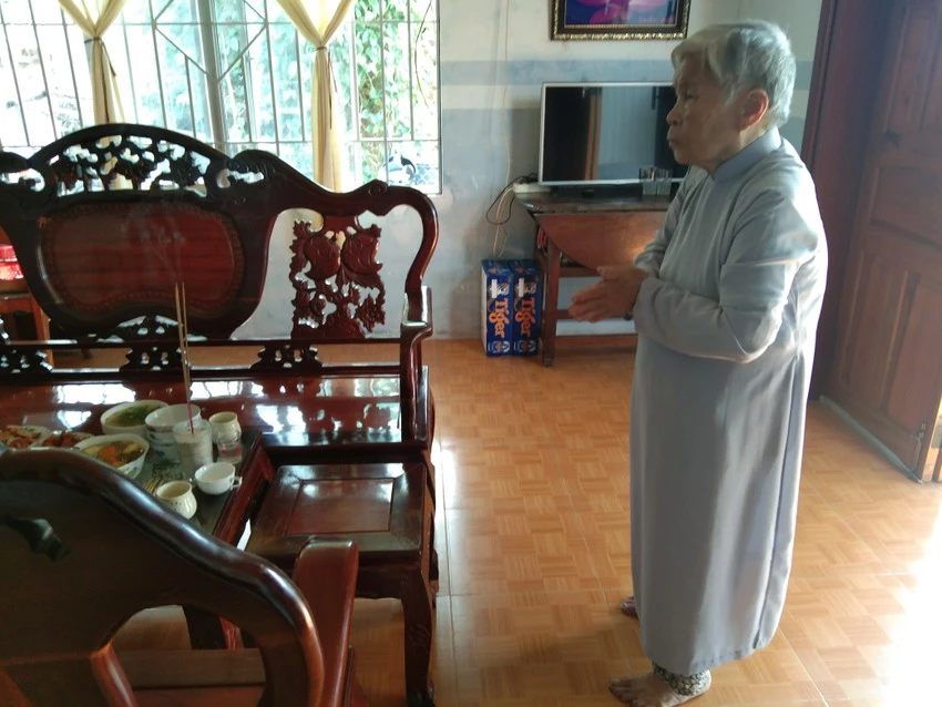 Gia chủ cúng giữa nhà