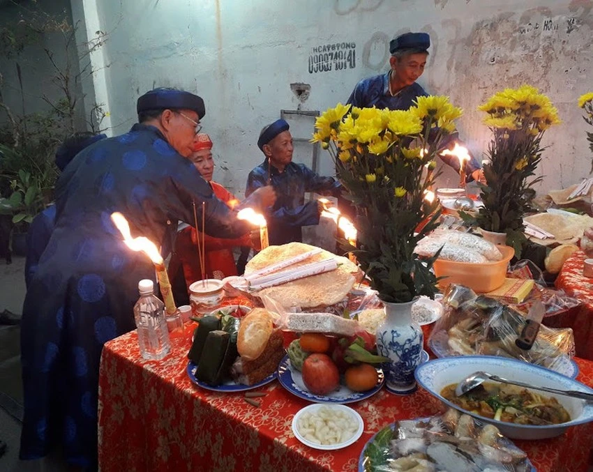 Cúng Tất niên trong tổ, khu phố, ấp... thể hiện tình làng nghĩa xóm.