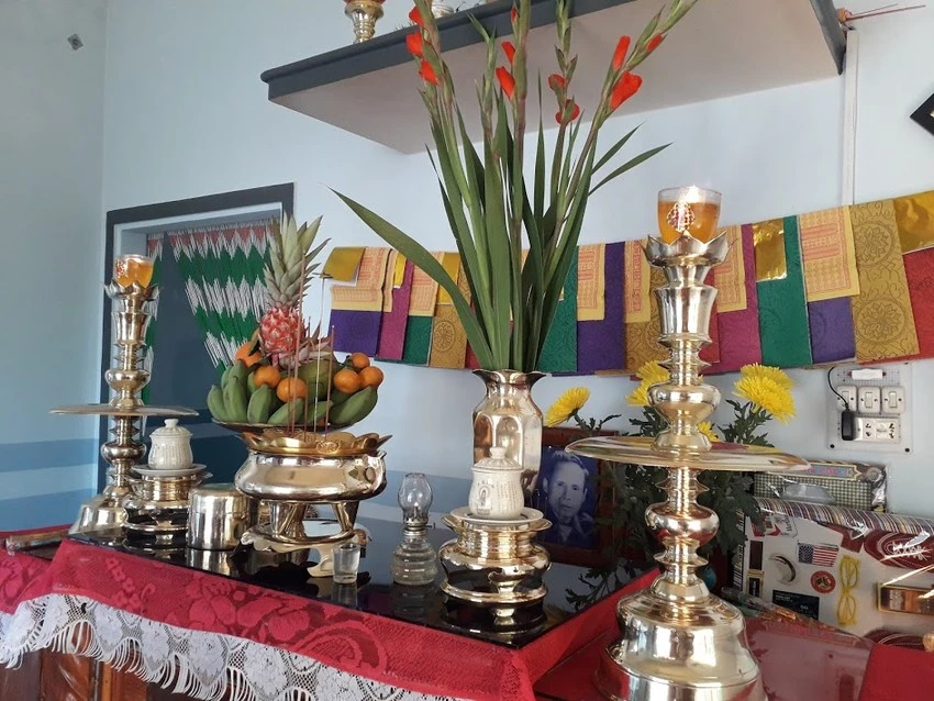 Cần lưu ý khi cúng gia tiên, tiền bạc, vàng mã phải để nguyên và đốt nhang đèn suốt ba ngày Tết cho đến lễ Hóa vàng ngày mùng 3 hoặc mùng 4 Tết. Cần lưu ý khi cúng gia tiên, tiền bạc, vàng mã phải để nguyên và đốt nhang đèn suốt ba ngày Tết cho đến lễ Hóa vàng ngày mùng 3 hoặc mùng 4 Tết.
