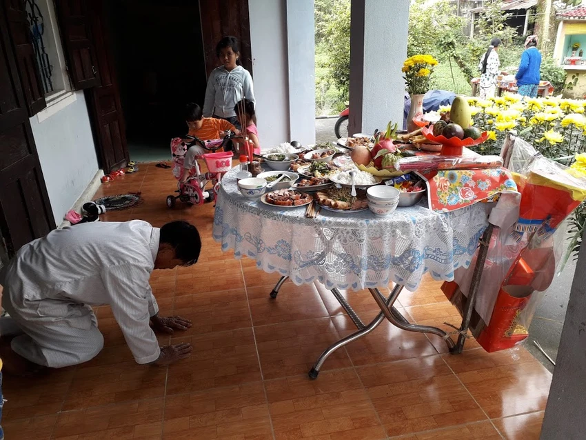 Dâng cúng lên tổ tiên những thức ăn ngon nhất để ông bà hưởng trước, rồi sau đó, ông bà ban phước qua món ăn ấy cho con cháu. Ảnh: NGUYỄN TÝ Dâng cúng lên tổ tiên những thức ăn ngon nhất để ông bà hưởng trước, rồi sau đó, ông bà ban phước qua món ăn ấy cho con cháu. Ảnh: NGUYỄN TÝ