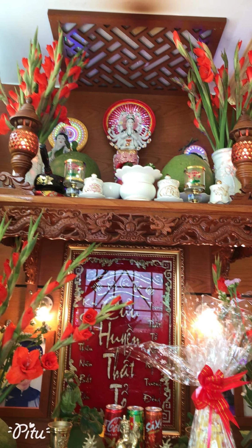 Cúng Phật và gia tiên ngày đầu năm mới. Ảnh: TRÙNG QUANG Cúng Phật và gia tiên ngày đầu năm mới. Ảnh: TRÙNG QUANG