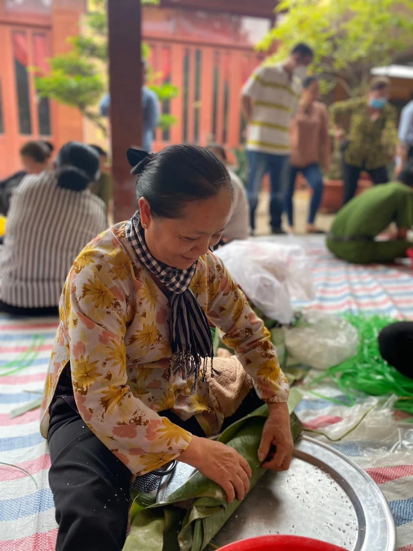 Thi gói bánh tét Thi gói bánh tét
