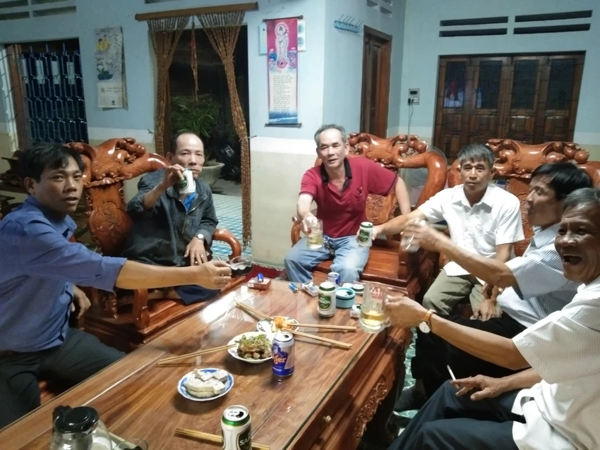 Ăn là để hưởng phước của ông bà, vì món ăn đã được ông bà chứng giám rồi. Ăn là để hưởng phước của ông bà, vì món ăn đã được ông bà chứng giám rồi.