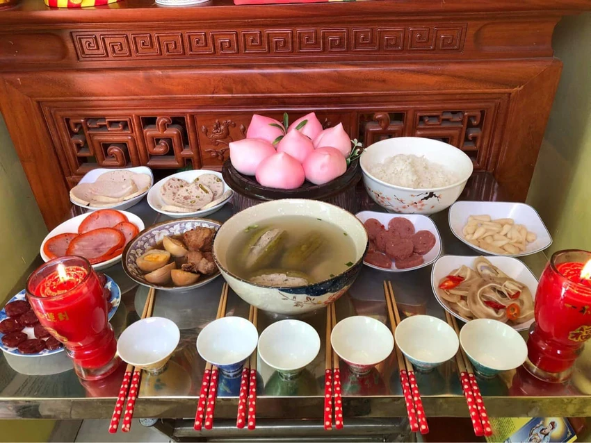 Cỗ mặn hoặc chay với đầy đủ các món ăn ngày Tết, được chế biến thơm ngon tinh khiết, bày biện đầy đặn, trang nghiêm. Ảnh: TQ Cỗ mặn hoặc chay với đầy đủ các món ăn ngày Tết, được chế biến thơm ngon tinh khiết, bày biện đầy đặn, trang nghiêm. Ảnh: TQ