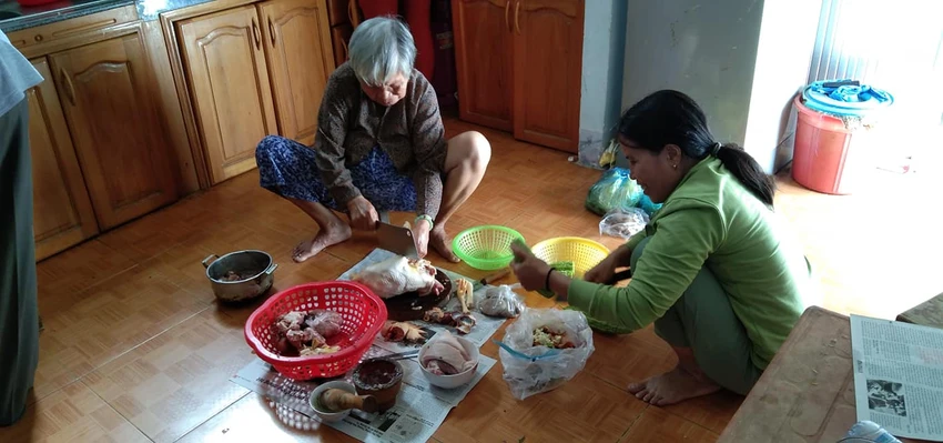 “Bà nội trợ” nên tự tay pha chế một món, gọi là có trách nhiệm với ông bà, trân trọng bà con, bạn bè. “Bà nội trợ” nên tự tay pha chế một món, gọi là có trách nhiệm với ông bà, trân trọng bà con, bạn bè.