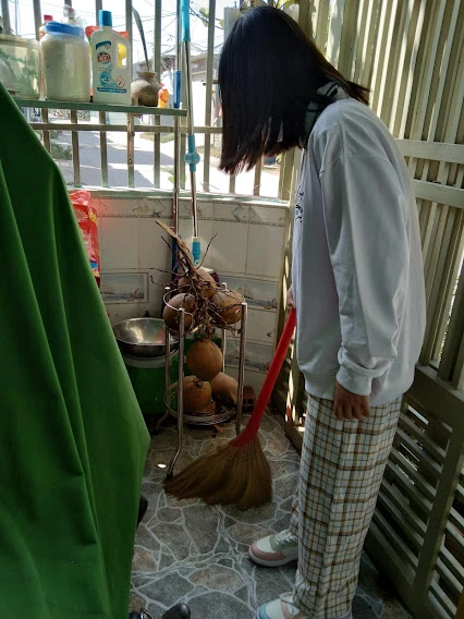 Tuy nhiên như tục kiêng quét nhà, hốt rác ngày mùng 1 cũng không quá kiêng cưỡng vì ngày ấy công nhân vệ sinh họ không thu gom, họ cũng phải nghỉ ngơi để vui xuân đón Tết. Tuy nhiên như tục kiêng quét nhà, hốt rác ngày mùng 1 cũng không quá kiêng cưỡng vì ngày ấy công nhân vệ sinh họ không thu gom, họ cũng phải nghỉ ngơi để vui xuân đón Tết.