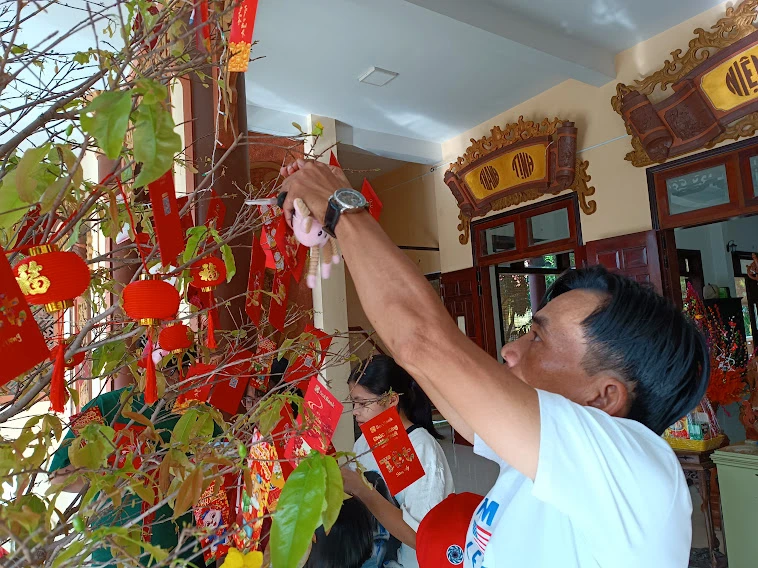 Đi chùa xin lộc đầu năm cũng là tục lấy may mắn cho tuổi mới. Ảnh: KIM THỦY Đi chùa xin lộc đầu năm cũng là tục lấy may mắn cho tuổi mới. Ảnh: KIM THỦY
