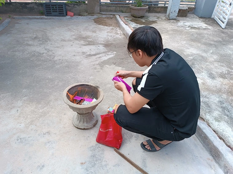 Sau khi cúng đưa ông bà, gia chủ hóa vàng Sau khi cúng đưa ông bà, gia chủ hóa vàng