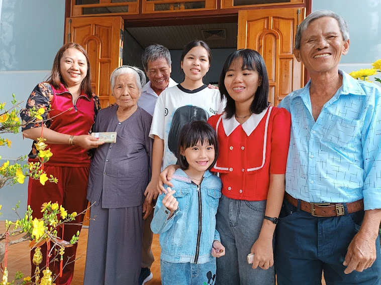 Ngày mùng 1 con cháu sum họp mừng tuổi ông bà, cha mẹ. Ông bà "cho tuổi" con cháu bằng lì xì tượng trưng. Ảnh: KIM THỦY Ngày mùng 1 con cháu sum họp mừng tuổi ông bà, cha mẹ. Ông bà "cho tuổi" con cháu bằng lì xì tượng trưng. Ảnh: KIM THỦY