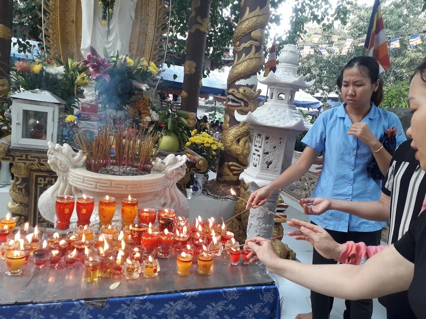 Ngoài ra gia chủ thắp đèn như câu ca dao: Mỗi đêm mỗi thắp đèn trời/ Cầu cho cha mẹ sống đời với con thể hiện lòng hiếu kính của con cái cầu an cho cha mẹ "sống đời", sống thọ với con.