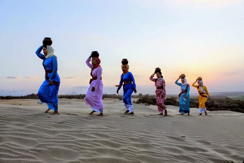 Nếu tới Nam Cương đúng dịp lễ Ramadan hay lễ hội Ka Tê của người Chăm, du khách nhất định sẽ thích thú khi thấy đồi cát này như là một sân của lễ hội. Nếu tới Nam Cương đúng dịp lễ Ramadan hay lễ hội Ka Tê của người Chăm, du khách nhất định sẽ thích thú khi thấy đồi cát này như là một sân của lễ hội.
