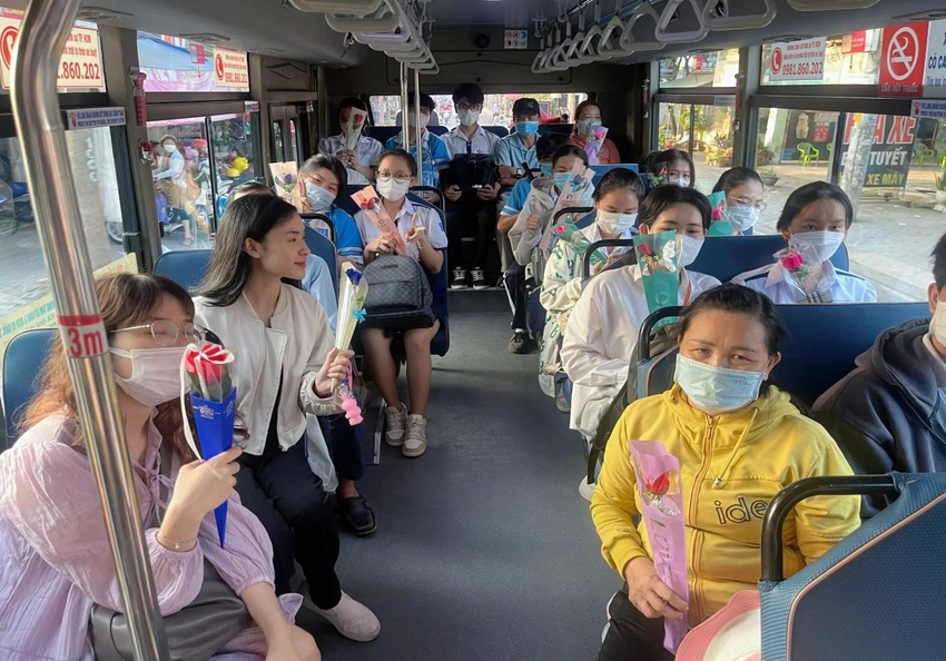 Không khí vui tươi trên chuyến xe số 72 trong ngày 8/3. Ảnh KHÁNH TRÚC Không khí vui tươi trên chuyến xe số 72 trong ngày 8/3. Ảnh KHÁNH TRÚC