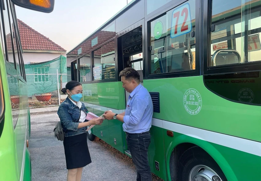 Anh Huy gửi quà đến đồng nghiệp của mình. Ảnh THỦY TÂM Anh Huy gửi quà đến đồng nghiệp của mình. Ảnh THỦY TÂM