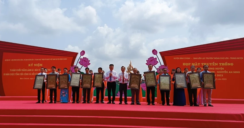 Đại diện 12 quận, huyện nhận quà của huyện Bình Chánh Đại diện 12 quận, huyện nhận quà của huyện Bình Chánh