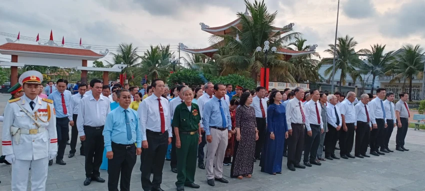 Đoàn đại biểu thực hiện nghi thức dâng hương, dâng hoa. Ảnh: NGUYỄN TÝ Đoàn đại biểu thực hiện nghi thức dâng hương, dâng hoa. Ảnh: NGUYỄN TÝ