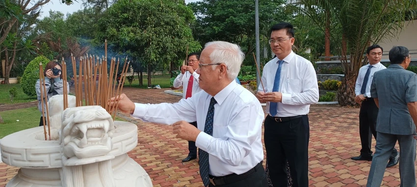 Ông Lê Hoàng Quân, nguyên Ủy viên Trung ương Đảng, nguyên Chủ tịch UBND TP.HCM dâng hương tại Khu Di tích Láng Le - Bàu Cò. Ông Lê Hoàng Quân, nguyên Ủy viên Trung ương Đảng, nguyên Chủ tịch UBND TP.HCM dâng hương tại Khu Di tích Láng Le - Bàu Cò.