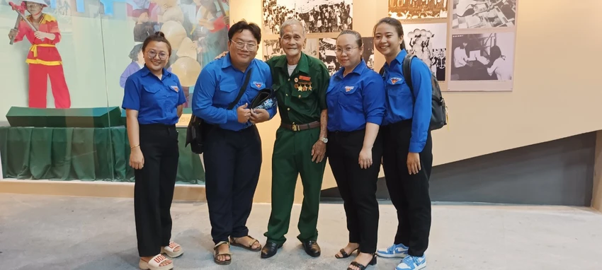 Thế hệ trẻ đoàn viên thanh niên vui mừng tiếp đón các bậc lão thành cách mạng. Thế hệ trẻ đoàn viên thanh niên vui mừng tiếp đón các bậc lão thành cách mạng.