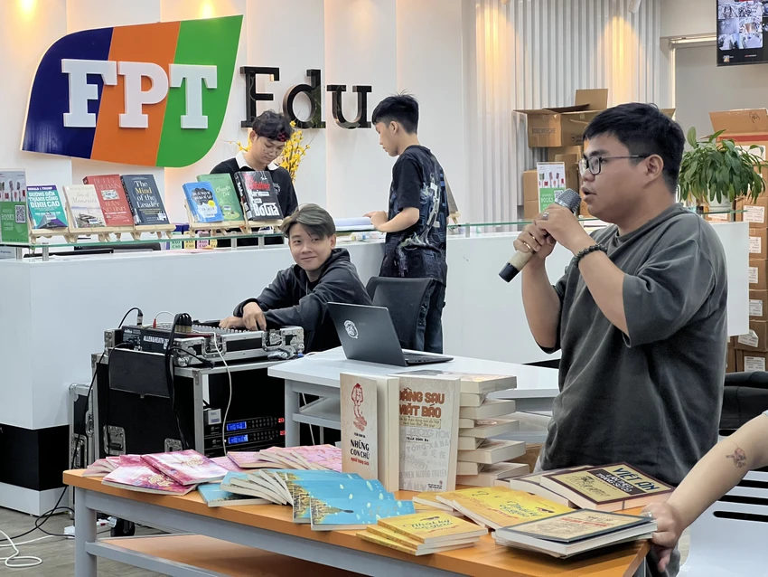 Bạn Phạm Võ Ngọc Tâm, sinh viên năm cuối ngành Kỹ thuật phần mềm, đặt câu hỏi với diễn giả: “Làm thế nào để viết được những ý tưởng của mình vào trong một quyển sách?”. Ảnh: QUỐC HƯƠNG. Bạn Phạm Võ Ngọc Tâm, sinh viên năm cuối ngành Kỹ thuật phần mềm, đặt câu hỏi với diễn giả: “Làm thế nào để viết được những ý tưởng của mình vào trong một quyển sách?”. Ảnh: QUỐC HƯƠNG.
